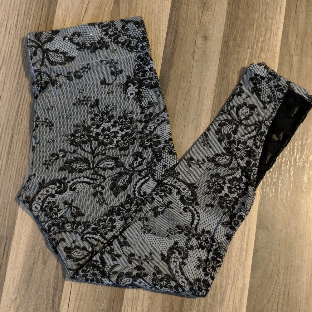 Cute lace patterned crop leggings NWOT